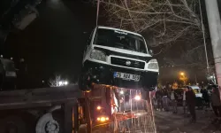 El Freni Çekilmeyen Araç Porsuk Çayı’ndan 4 Saatte Çıkarıldı