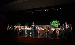 “Gülmek Serbest, Akıl Şart” Sahnesi Ayakta Alkışlandı