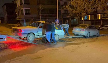 Emek Mahallesi’nde Kaza: Otomobil Yan Yattı
