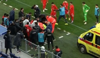 Milli Takım kulübesinde panik: Bir anda yere yığıldı, herkes dona kaldı