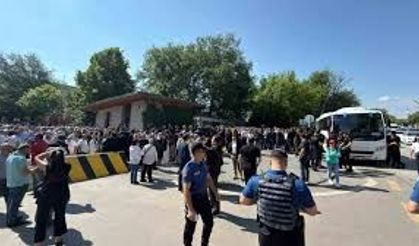 TBMM Önünde CHP Grupları Arasında Gerginlik