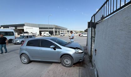 Eskişehir'de Kavşak Kazası: Otomobil Duvara Çarptı