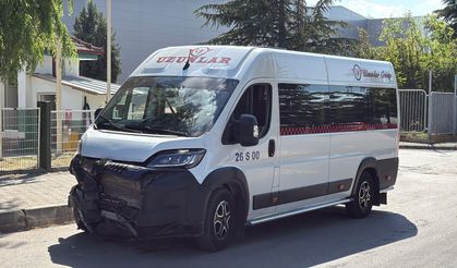 Eskişehir'de İşçi Servisi İle Otomobil Çarpıştı: 11 Yaralı