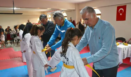 Çiftelerli minik taekwondocular ilk kuşaklarını alarak terfi etti
