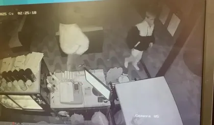 Kentpark’ta gece yarısı hırsızlık: Gençler kameraya yakalandı