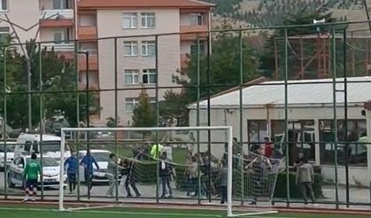 Futbol oyuncusunun bıçakla taraftarın üzerine yürüdüğü iddiası