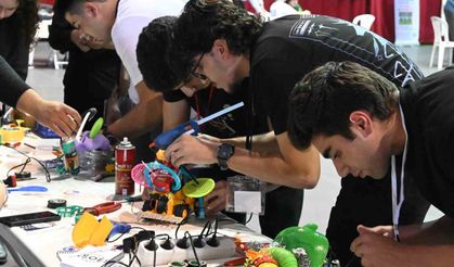 En çirkin robotu yapmak için yarıştılar