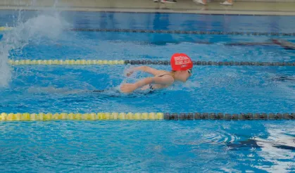 Eskişehir Kentpark Havuzunda Yüzme Yarışları Heyecanı