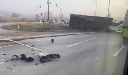 Eskişehir’de Yan Yatan Tır Kavşakta Trafiği Felç Etti