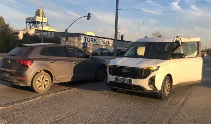 Eskişehir’de Otomobil ve Hafif Ticari Araç Çarpıştı: 6 Yaralı