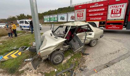 Otomobilin yandan çarptığı araçtaki 2 kişi ağır yaralandı