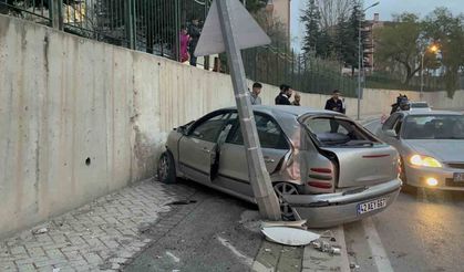 Eskişehir'de kaza! Direğe çarpan araç hurdaya döndü