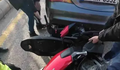 Otomobilin Altına Sıkışan Motosiklet Böyle Kurtarıldı