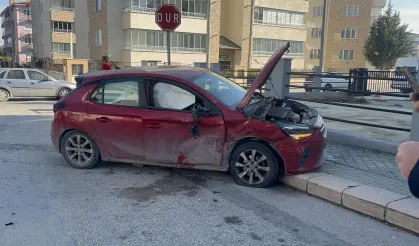 Hurdaya Dönen İki Araçlı Kaza Kameraya Saniye Saniye Yansıdı