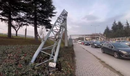 Damperi Açık Kalan Tır PTS Direğini Devirdi, Olası Facianın Eşiğinden Döndü