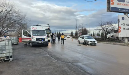 Eskişehir’de Kaygan Yolda Otomobil Tıra Çarptı, Depo Patladı