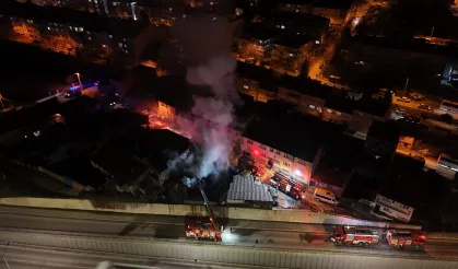 Eskişehir’de Ahşap Dolu Depo Alevlere Teslim Oldu, Mahalle Tahliye Edildi