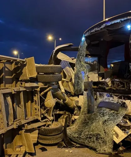 Kayseri'de Korkunç Kaza: Yolcu Otobüsü ile Kamyonet Çarpıştı, 5 Kişi Yaralandı!