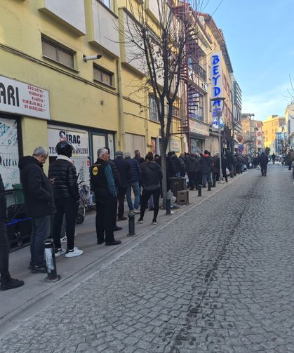 Eskişehir'de iftar saati öncesi şaşırtan görüntü: Metrelerce uzayıp gitti