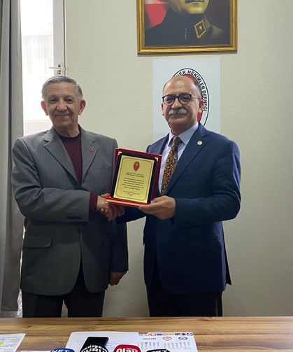 Vekil Arslan'a Onur Plaketi Takdimi