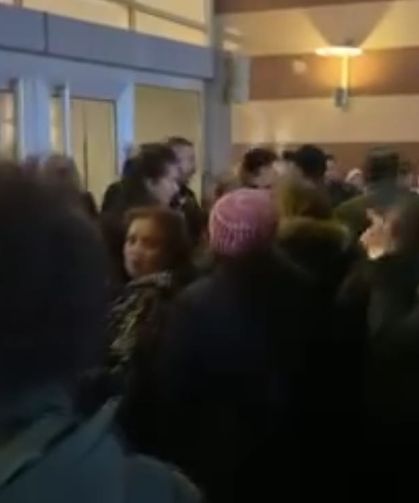 Kaos Kapıları Kilitledi: Konser Önünde Polisli Müdahale!