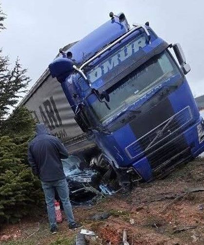 Seyitgazi Yolunda Feci Tır Kazası: 3 Kişi Ağır Yaralı