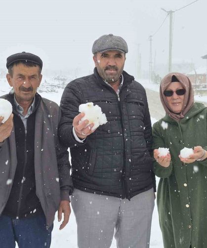 Nisan Ayında Kar Yağdı, Mahalle Beyaz Oldu