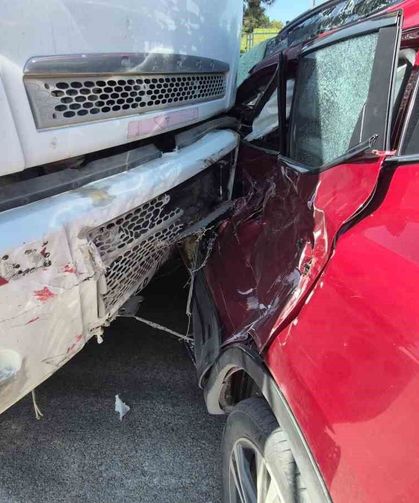 Eskişehir'de Kamyonun Sürüklediği Araç Başka Araca Çarptı