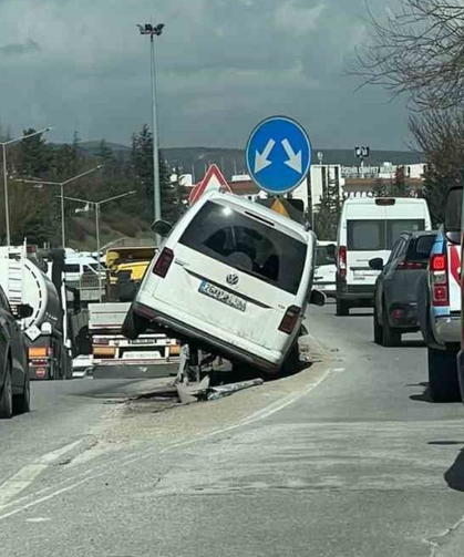 Eskişehir’de Korkutan Kaza: Araç Bariyerlerde Asılı Kaldı