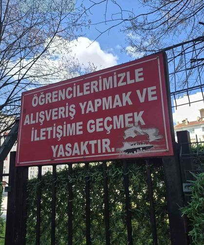 Eskişehir'de Okul Bahçesi Teline Asılan Uyarı Yazısı Dikkat Çekti