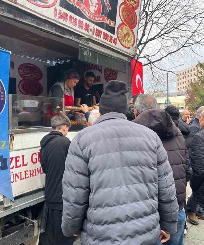 Reşadiye Camii’nde Şehitler İçin Vatandaşlara Lokma Dağıtıldı