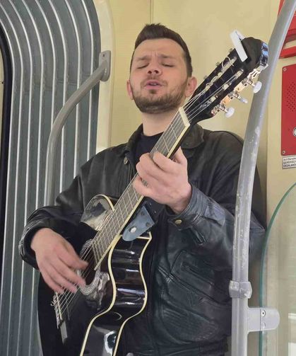 Eskişehir'de Tramvayda Genç Müzisyen Yolcuları Mest Etti