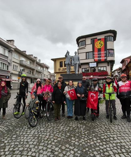 23 Nisan'da Yağmur Engel Oldu Ama Coşku Durmadı