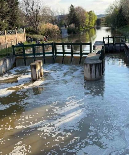 Çayın Yüzeyini Kaplayan Beyaz Köpükler Vatandaşların Dikkatini Çekti