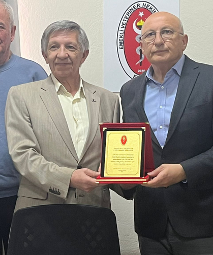 Emekli Veterinerlerden, Milletvekiline Plaket