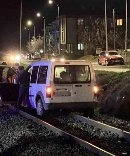 Araç tren raylarına girdi, facia ucuz atlatıldı