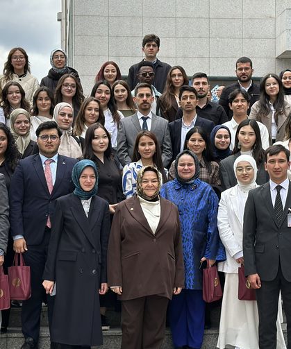 Milletvekili Gürcan Meclis’te Öğrencileri Ağırladı