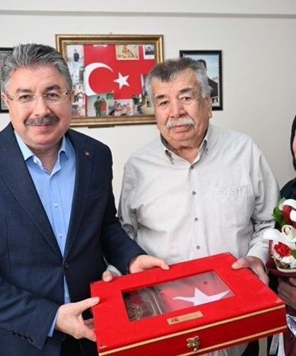 Vali Yılmaz Şehit İlyas Kaya’nın Ailesiyle Bayramlaştı