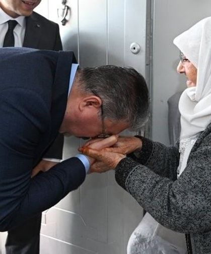 Vali Yılmaz’dan 84 Yaşındaki Ayşe Teyzeye Bayram Ziyareti