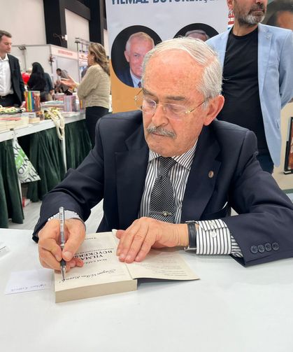 Yılmaz Büyükerşen Kitap Fuarında Okurlarla Buluştu
