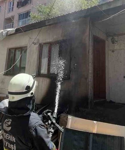 Eskişehir'de Müstakil Evin Çatısındaki Yangın Söndürüldü