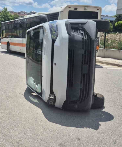 Hafif Ticari Araç PTT Aracına Çarptı