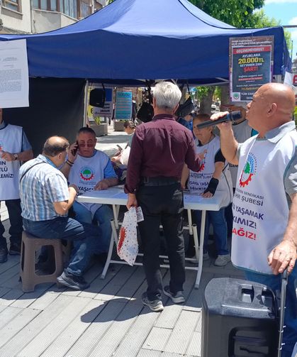 Emekliler Talepleri İçin İmza Topluyor