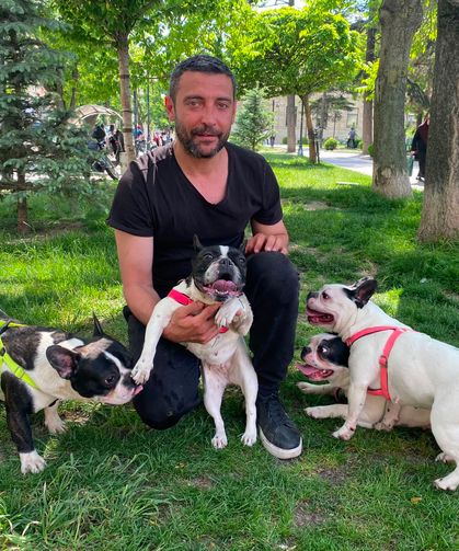 “Köpeklerim Ayrılmasın” Diyerek Destek İstedi