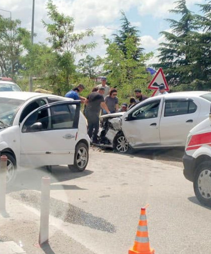 Çarpışmanın Şiddeti Araçları Hurdaya Çevirdi