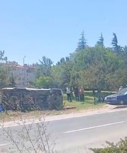 Seyitgazi Yolunda Otomobil Devrildi