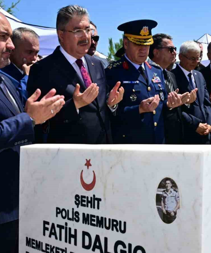 Vali Yılmaz'dan Şehit Dalgıç'ın Kabrine Ziyaret