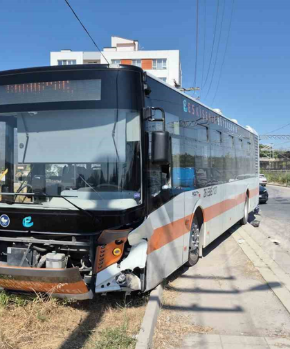 İki Belediye Aracı Arasında Kalan Otomobil Hurdaya Döndü