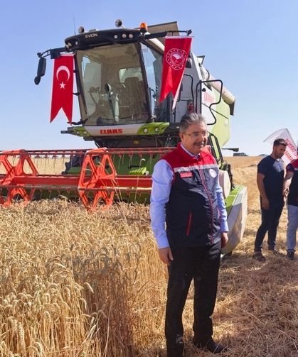 VALİ ERDİNÇ YILMAZ BİÇERDÖVERİN BAŞINA GEÇTİ: "ANIZ YAKMAYIN, YEŞİL VATANI KORUYUN!"