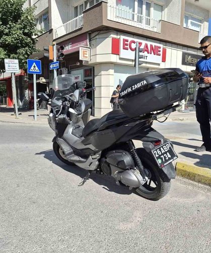 Otomobille Çarpışan Trafik Zabıtası Hastaneye Kaldırıldı